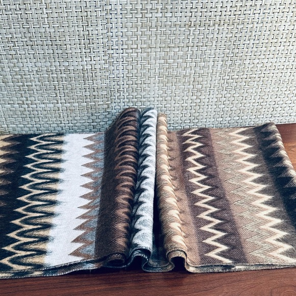 🌟HP🌟NWOT Super Soft Neutrals Acrylic Scarf by Dillard's - Picture 3 of 6